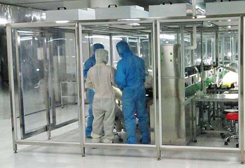 百級(jí)潔凈棚工作原理:風(fēng)機(jī)從FFU頂部將空氣吸入,經(jīng)初效過濾器,高效過濾器過濾,過濾后的潔凈空氣在整個(gè)出風(fēng)面以0.45m/s±20%的風(fēng)速勻速送出到潔凈棚內(nèi)。