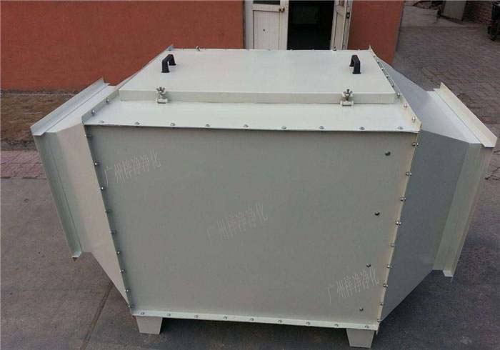 空氣過(guò)濾箱內(nèi)部結(jié)構(gòu)裝的初效空氣過(guò)濾器，高效空氣過(guò)濾器，風(fēng)機(jī)組合而成。