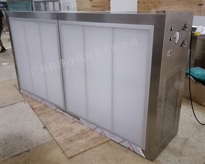 潔凈層流罩它主要由箱體、風(fēng)機(jī)、初效空氣過(guò)濾器、高效空氣過(guò)濾器、阻尼層、燈具等組成。