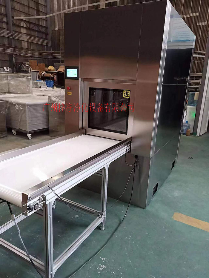 輸送帶傳遞窗還可吹淋被傳遞物品的表面，防止物品可能攜帶塵埃進(jìn)入潔凈室。