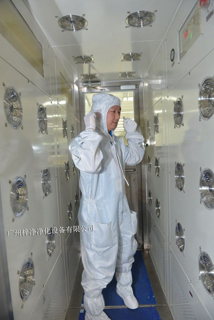 風淋室不僅可以為工作人員提供清潔的空氣環(huán)境，還可以對物料進行凈化處理。