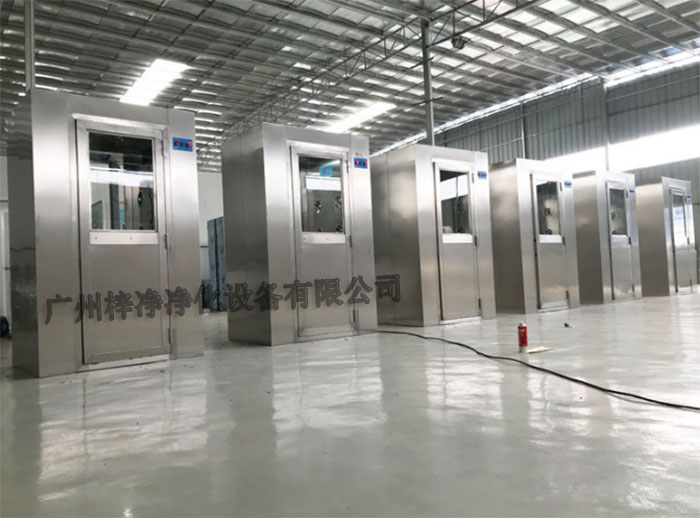 全不銹風(fēng)淋室采用全不銹鋼材質(zhì)制造，具有良好的耐腐蝕性、耐高溫性和耐磨損性。