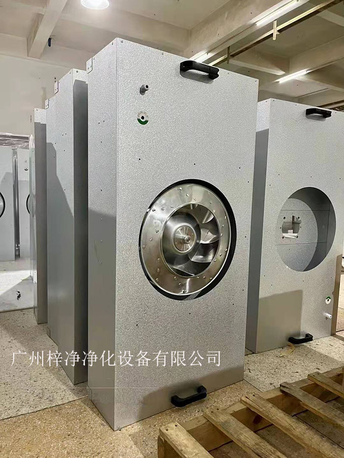 直流FFU適用于半導(dǎo)體、電子、平板顯示器和磁盤驅(qū)動(dòng)器的廠家及光學(xué)、生物工業(yè)及其它對(duì)空氣中污染有嚴(yán)格控制要求的地方。