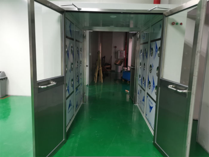 貨淋室是貨物進(jìn)出潔凈室所必須的通道，貨淋室是沒(méi)有底板