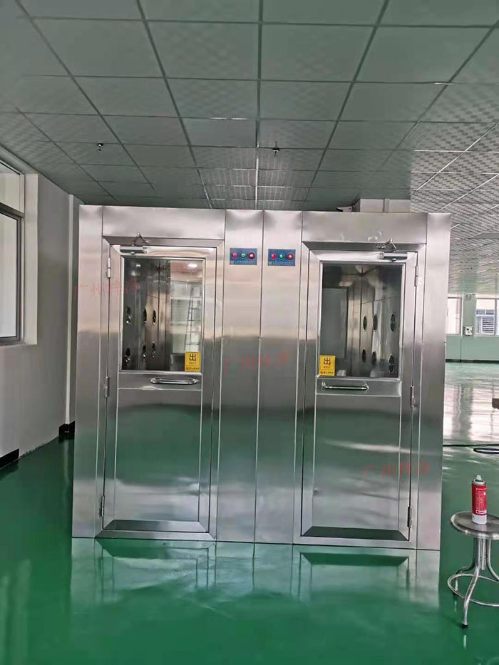 風(fēng)淋室主要功能是確保工作人員在進(jìn)入潔凈區(qū)前，通過吹淋去除身上的塵埃和微粒。