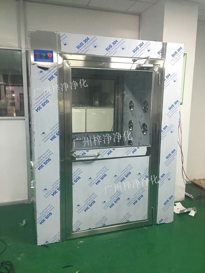 防爆風(fēng)淋室是指風(fēng)淋室的電機(jī)、指示燈、照明燈、接線管必須嚴(yán)格按照防爆標(biāo)準(zhǔn)