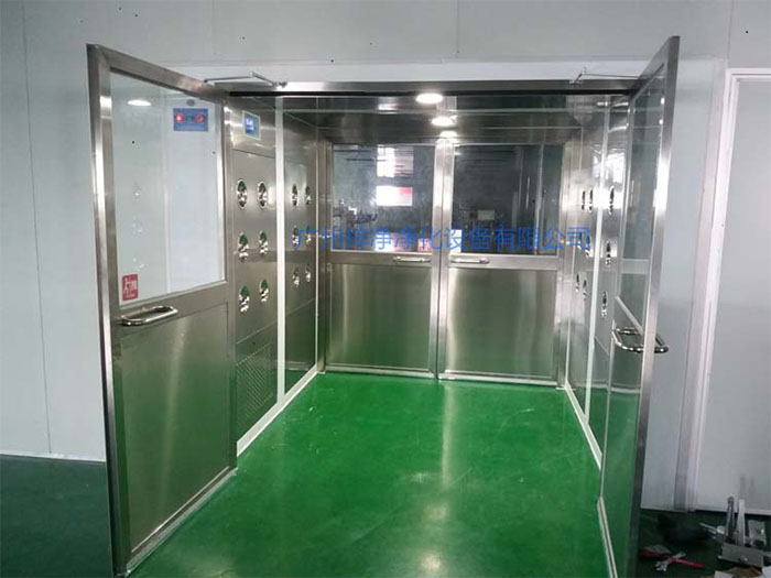 貨淋室用于對進(jìn)入潔凈區(qū)的物料進(jìn)行吹淋