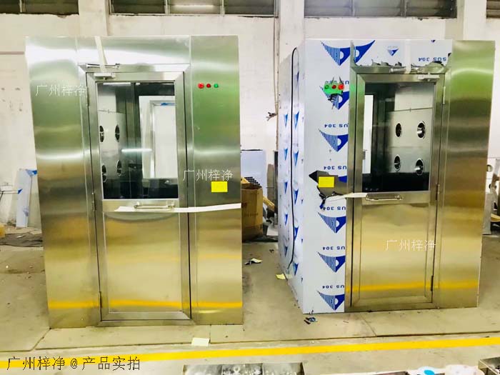 風(fēng)淋室安裝地面應(yīng)平整、堅(jiān)實(shí)，無(wú)油污、水漬等。