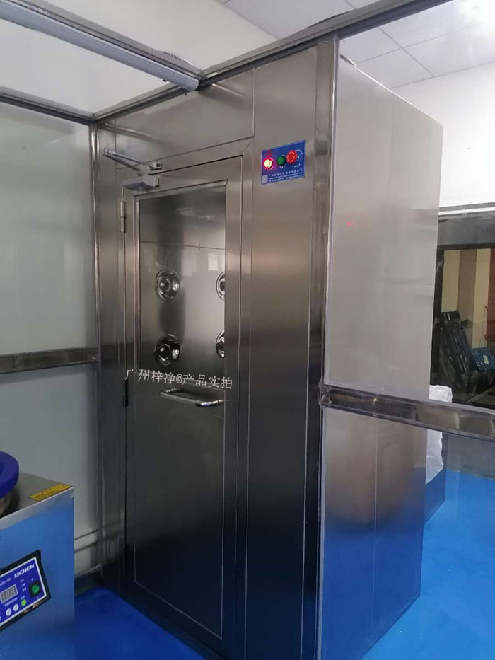 風(fēng)淋室廣泛應(yīng)用于電子、生物醫(yī)藥、食品等行業(yè)。