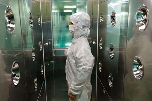 風淋室和貨淋室吹淋過程產生的灰塵通過三重機制實現(xiàn)定向處理。