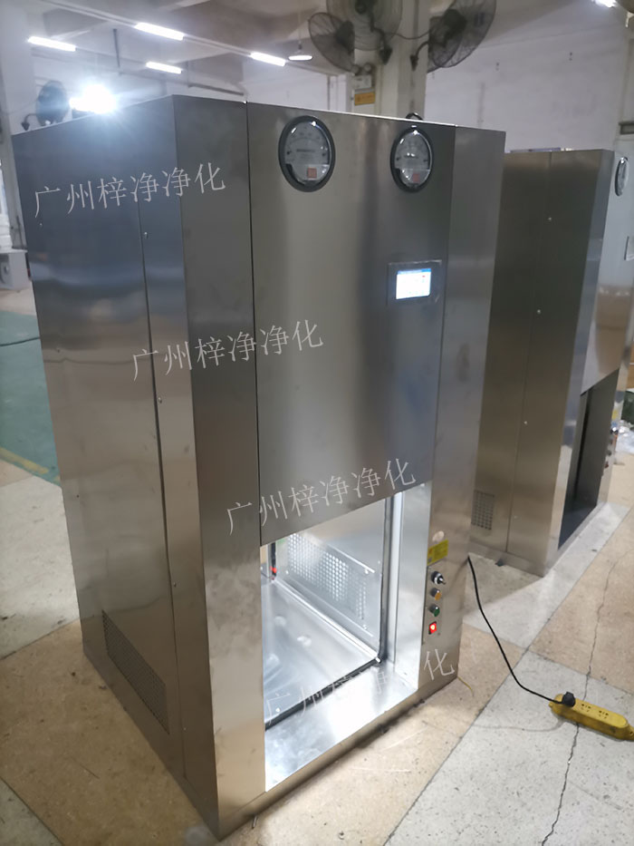 機(jī)器人機(jī)械臂傳遞窗是通過高精度的傳感器，實(shí)現(xiàn)機(jī)器人與傳遞窗的精準(zhǔn)對(duì)接。