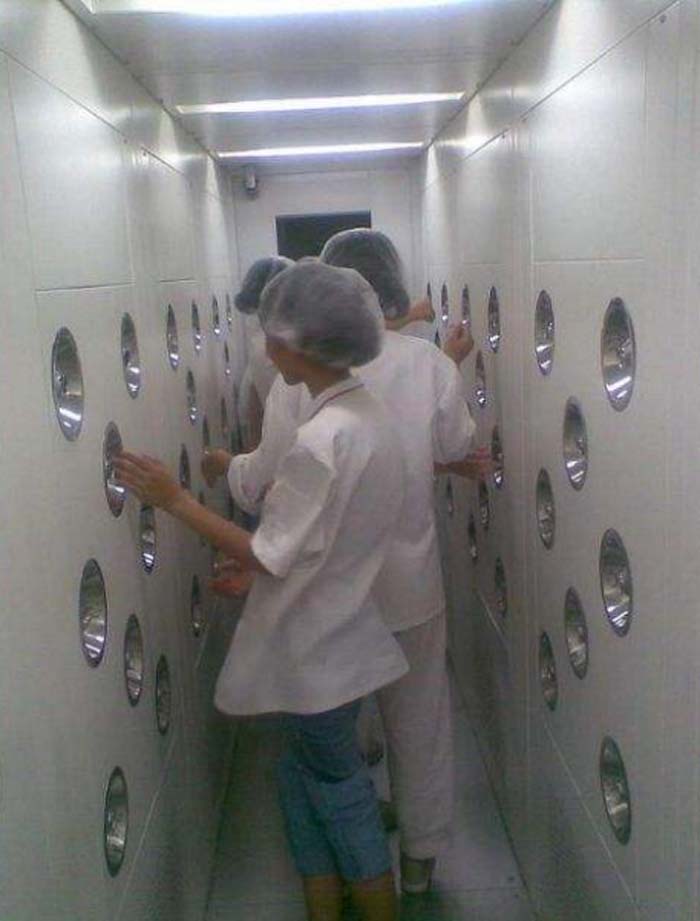 正確使用風(fēng)淋室不僅能夠有效保證潔凈室內(nèi)的環(huán)境潔凈度，還能延長設(shè)備的使用壽命。