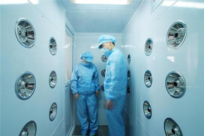 進入風淋室前，應(yīng)佩戴專用鞋套和帽子，鞋套應(yīng)與地面接觸面完全覆蓋，帽子則應(yīng)能覆蓋頭發(fā)，防止頭發(fā)飛揚。