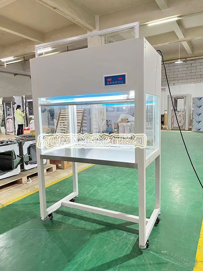 超凈工作臺(tái)通過(guò)高效過(guò)濾器提供單向或垂直單向氣流，形成局部潔凈區(qū)。