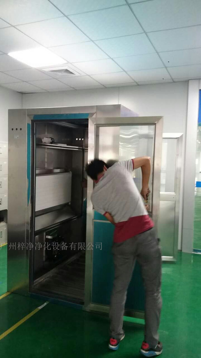 在計劃安裝風(fēng)淋室的位置用粉筆或標(biāo)記筆進(jìn)行清晰標(biāo)記