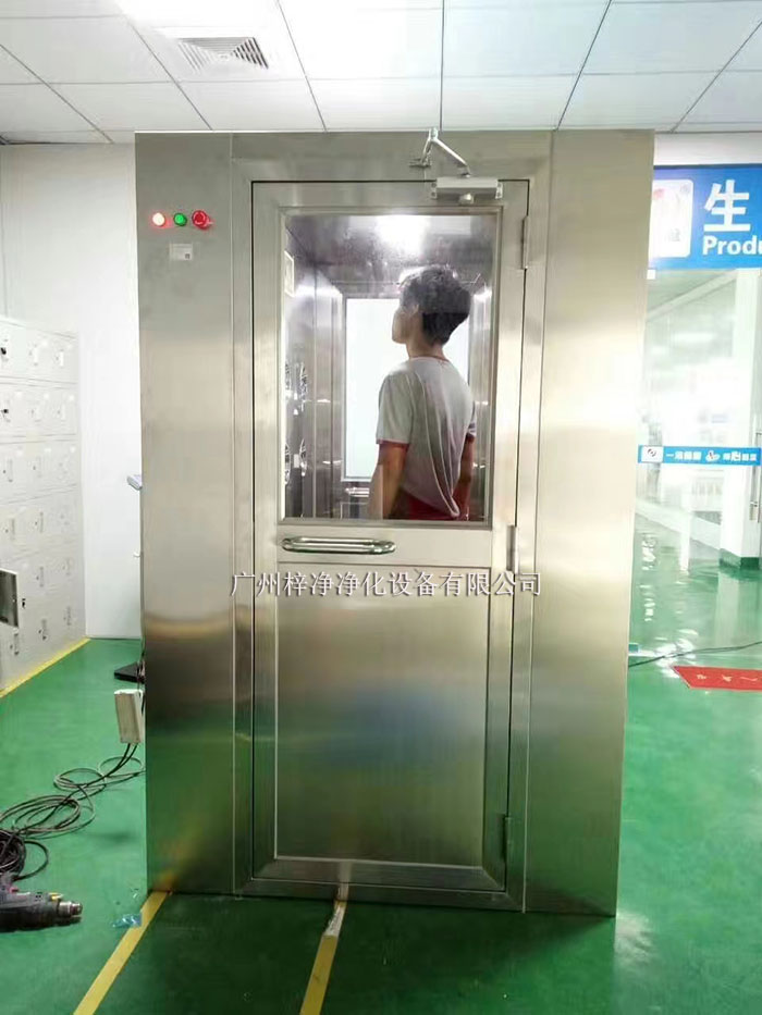 風(fēng)淋室廣泛應(yīng)用于電子、制藥、食品、精密儀器制造等行業(yè)。