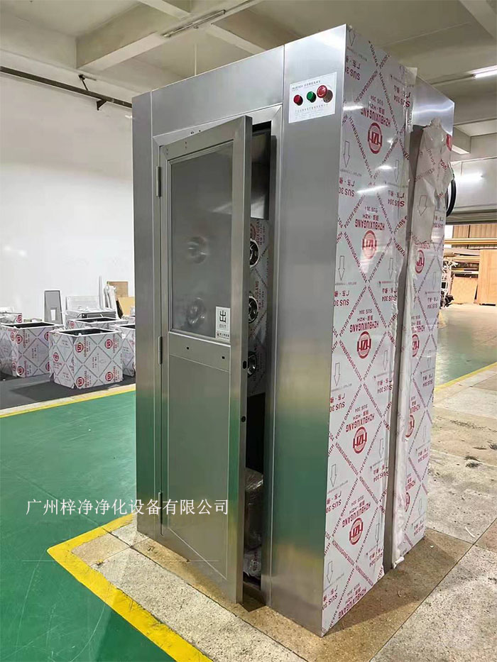 風(fēng)淋室是潔凈廠房和裝配式潔凈室作為提供高潔凈度工作環(huán)境的場(chǎng)所