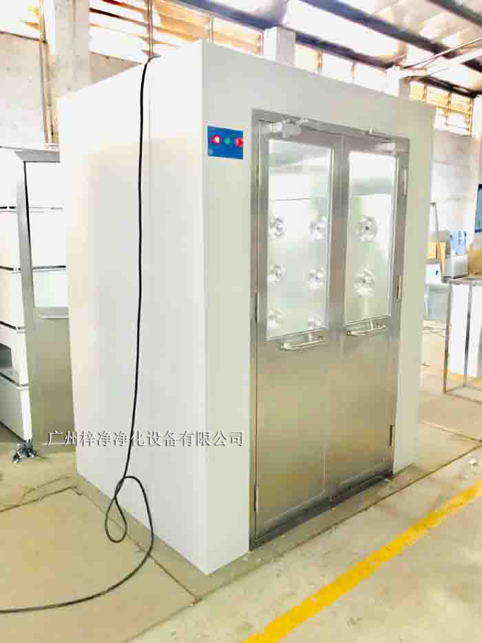 風(fēng)淋室是潔凈室中的重要設(shè)備，風(fēng)淋室主要用于去除進(jìn)入潔凈室的人員或物料表面的塵埃和微生物，保證潔凈室內(nèi)的空氣質(zhì)量和環(huán)境穩(wěn)定性。
