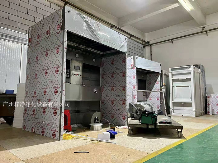 負(fù)壓稱稱量罩通過(guò)創(chuàng)造一個(gè)低氣壓的環(huán)境，防止生產(chǎn)過(guò)程中的粉塵、揮發(fā)物等有害物質(zhì)逸散到外界環(huán)境中，同時(shí)確保稱量結(jié)果的準(zhǔn)確性。