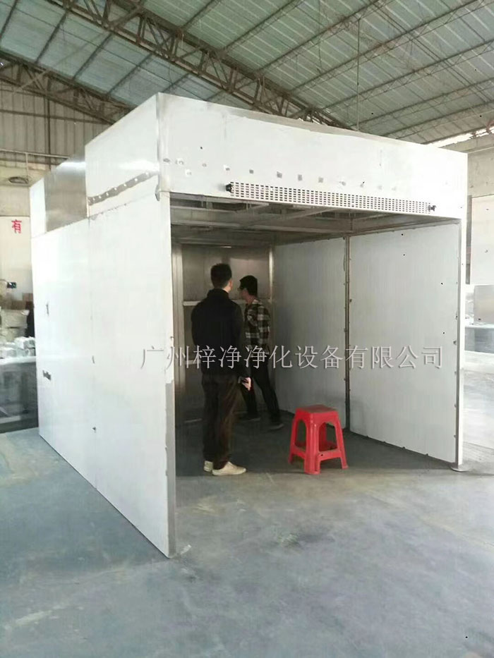 負(fù)壓稱稱量罩通過(guò)創(chuàng)造一個(gè)低氣壓的環(huán)境，防止生產(chǎn)過(guò)程中的粉塵、揮發(fā)物等有害物質(zhì)逸散到外界環(huán)境中，同時(shí)確保稱量結(jié)果的準(zhǔn)確性。