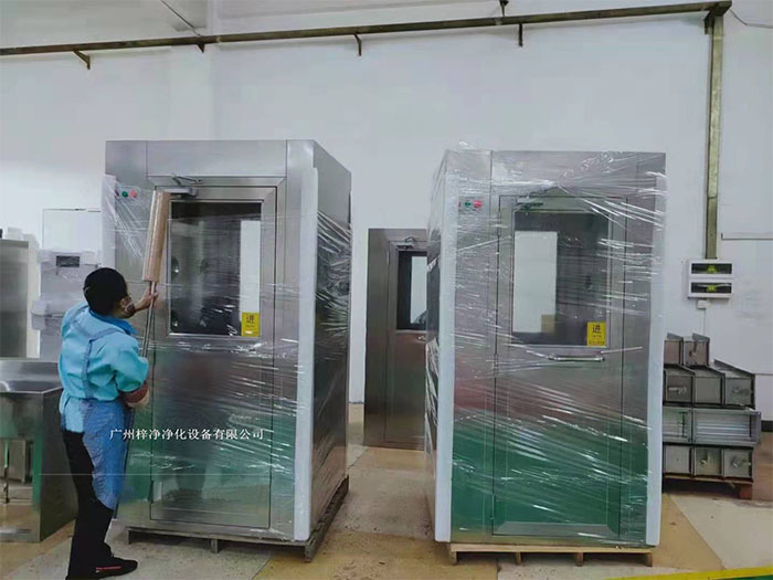 在風(fēng)淋室外部包裝上，使用纏繞膜可以進(jìn)一步提高包裝的密封性和抗沖擊性。