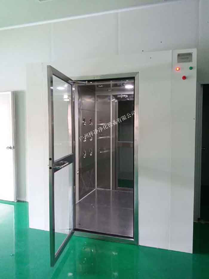 風(fēng)淋室安裝現(xiàn)場(chǎng)實(shí)拍圖