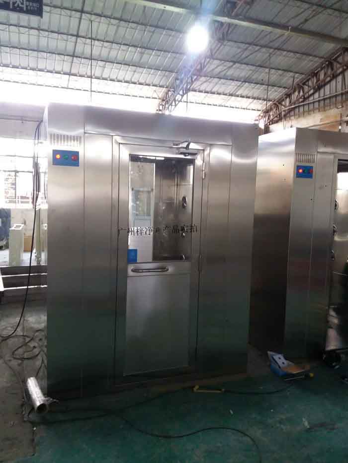 風(fēng)淋室在潔凈室半導(dǎo)體、藥品生產(chǎn)、食品加工等行業(yè)中扮演著至關(guān)重要，