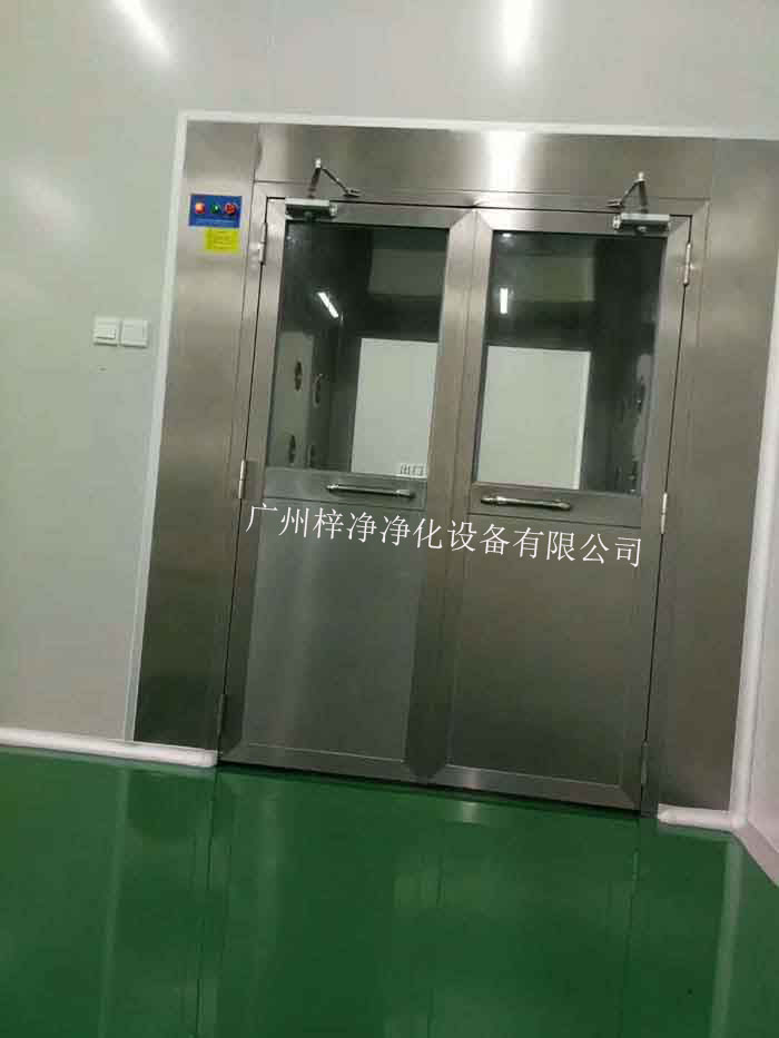 風(fēng)淋室的主要功能是利用高速氣流對(duì)人體或物品進(jìn)行吹淋，迅速去除其表面的塵埃和微粒，從而達(dá)到潔凈的目的。