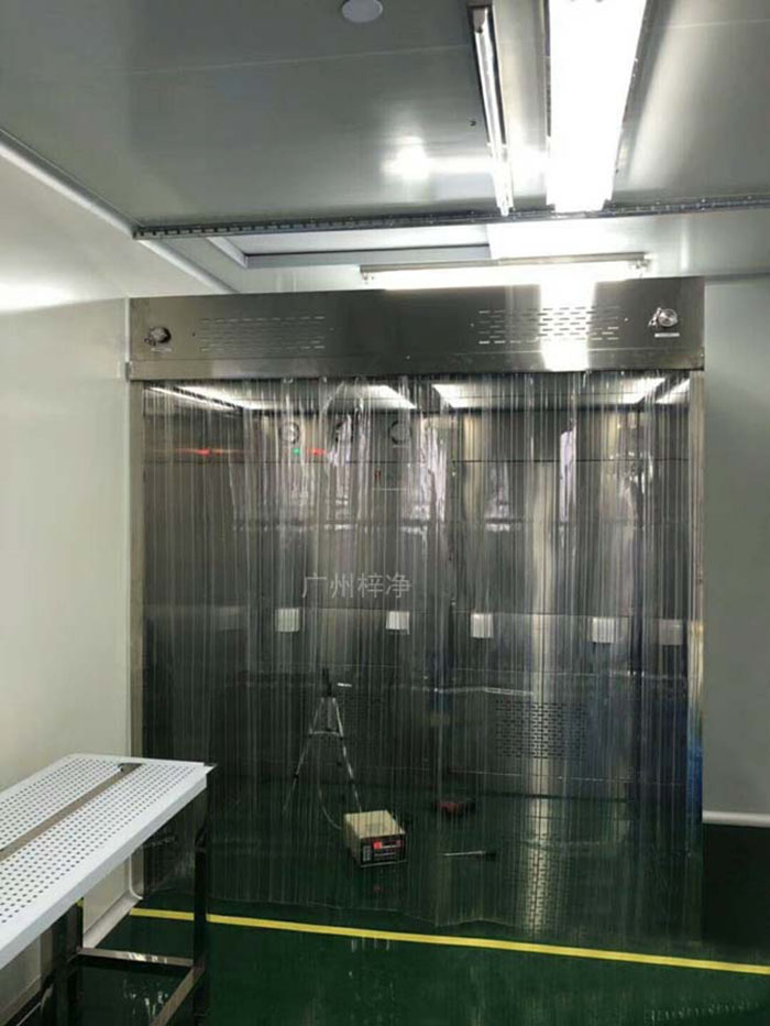 負(fù)壓稱量罩在制藥行業(yè)中，對藥品成分的精確稱量至關(guān)重要。