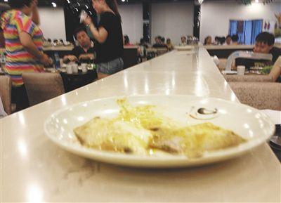 客人剩下的魚，被擺在一旁的石臺(tái)上，它們隨后被送往后廚，繞一圈后再次出現(xiàn)在餐臺(tái)。
