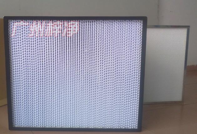 HS有隔板高效過濾器可廣泛用于光學電子、LCD液晶制造，生物醫(yī)藥、精密儀器、飲料食品，PCB印刷等行業(yè)無塵凈化車間的空調末端送風處。