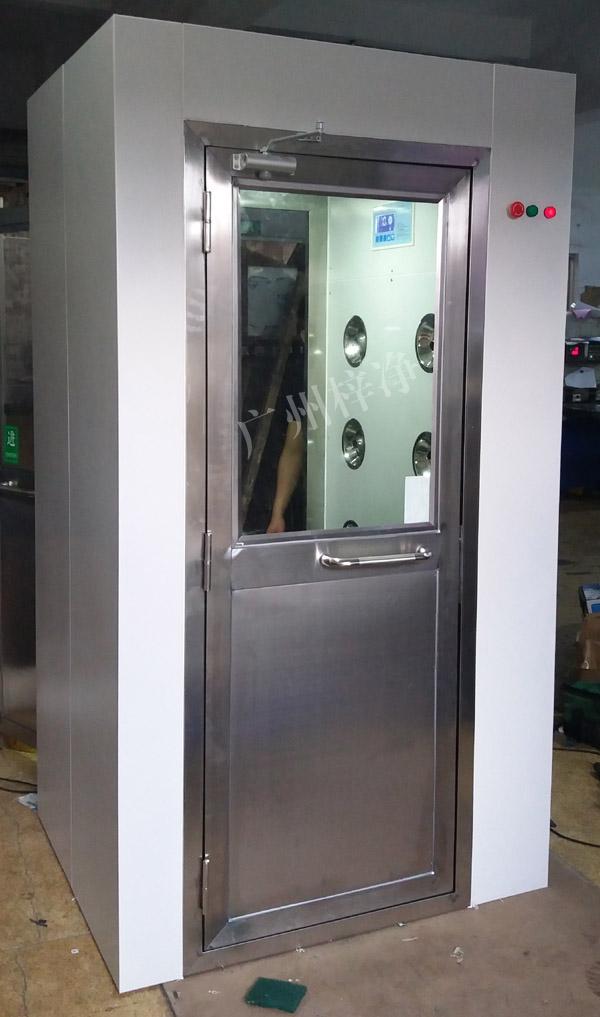 1200型風(fēng)淋室是進(jìn)入潔凈室所必需的通道，可以減少進(jìn)出潔凈室所帶來的污染問題。