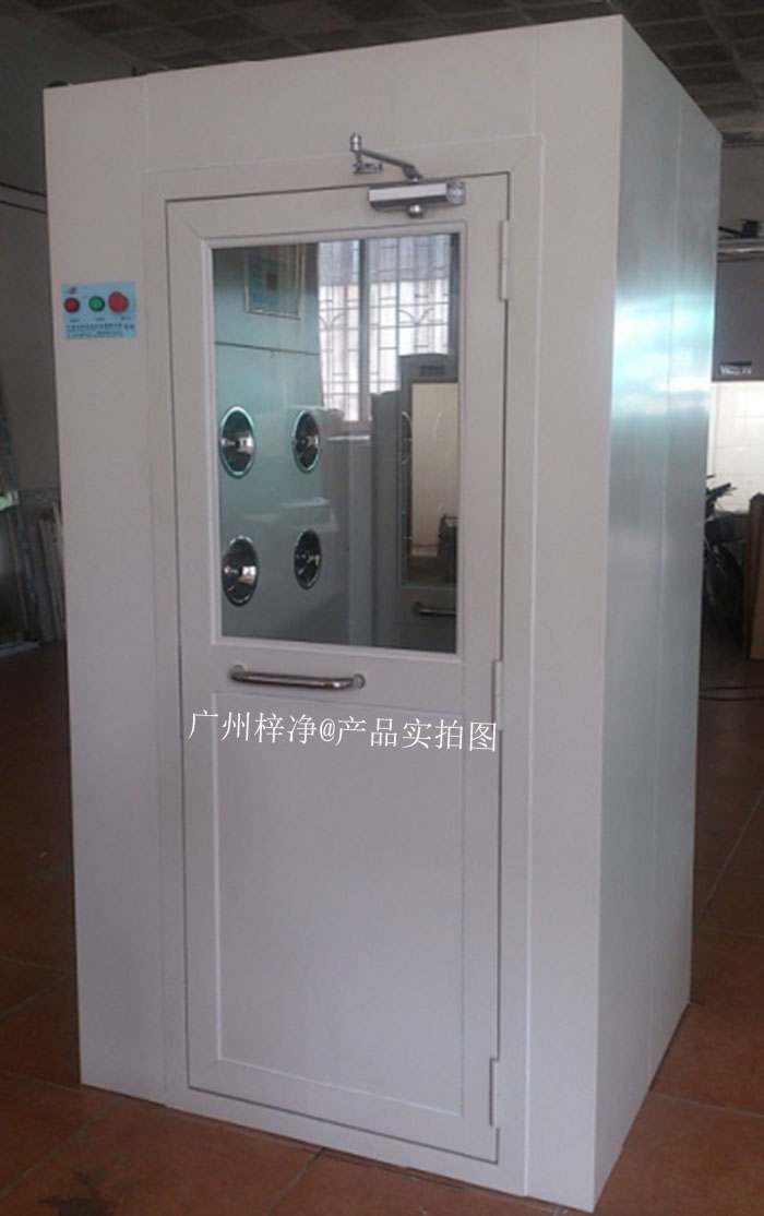 烤漆風(fēng)淋室是員工進(jìn)入潔凈室或無塵車間必備的凈化設(shè)備通道
